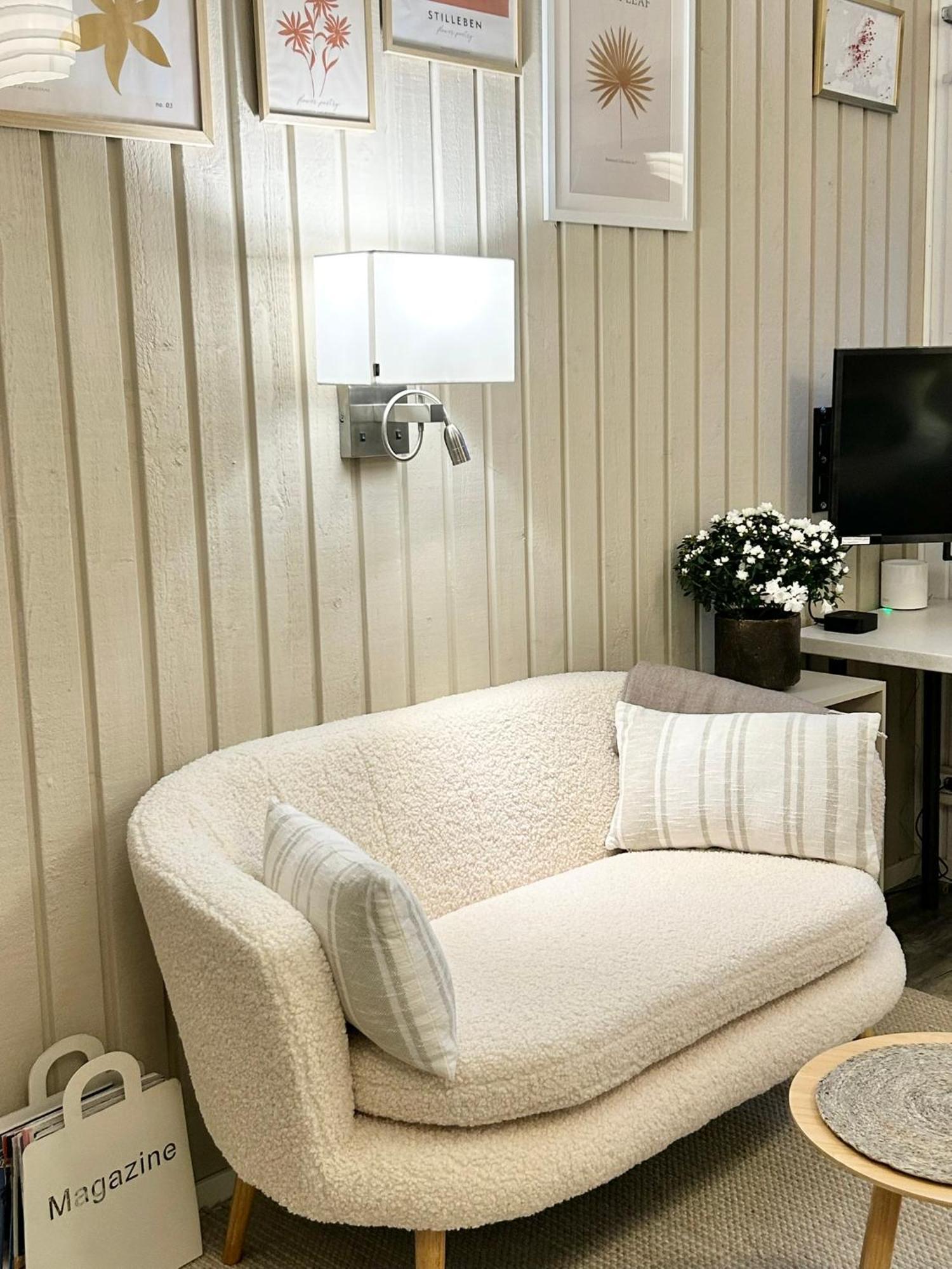 Lilla Huset Bed & Breakfast - Countryside Guesthouse, Free Parking Orebro Bagian luar foto