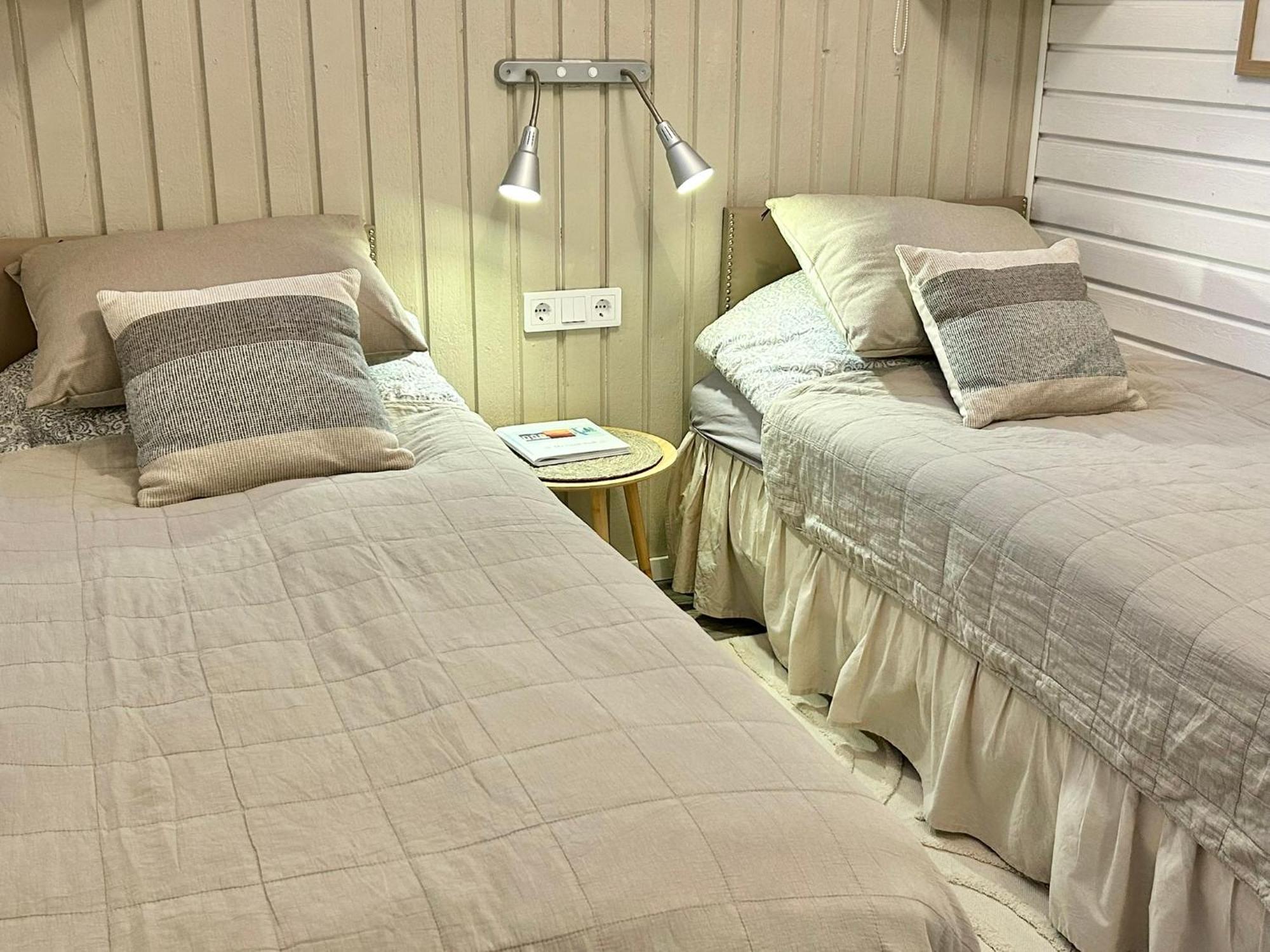 Lilla Huset Bed & Breakfast - Countryside Guesthouse, Free Parking Orebro Bagian luar foto