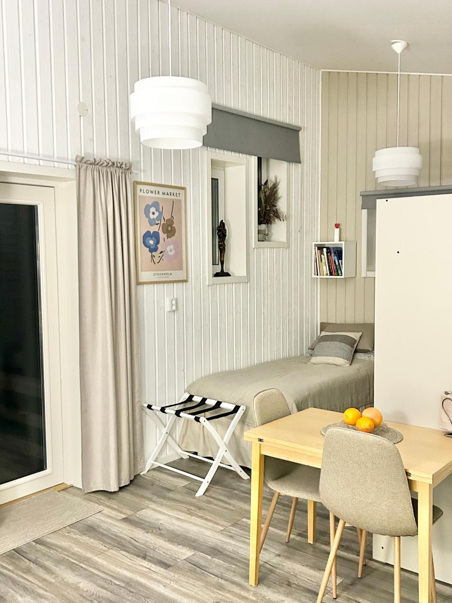 Lilla Huset Bed & Breakfast - Countryside Guesthouse, Free Parking Orebro Bagian luar foto
