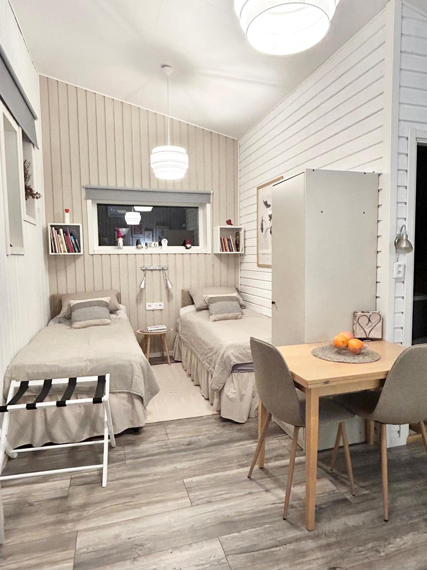 Lilla Huset Bed & Breakfast - Countryside Guesthouse, Free Parking Orebro Bagian luar foto
