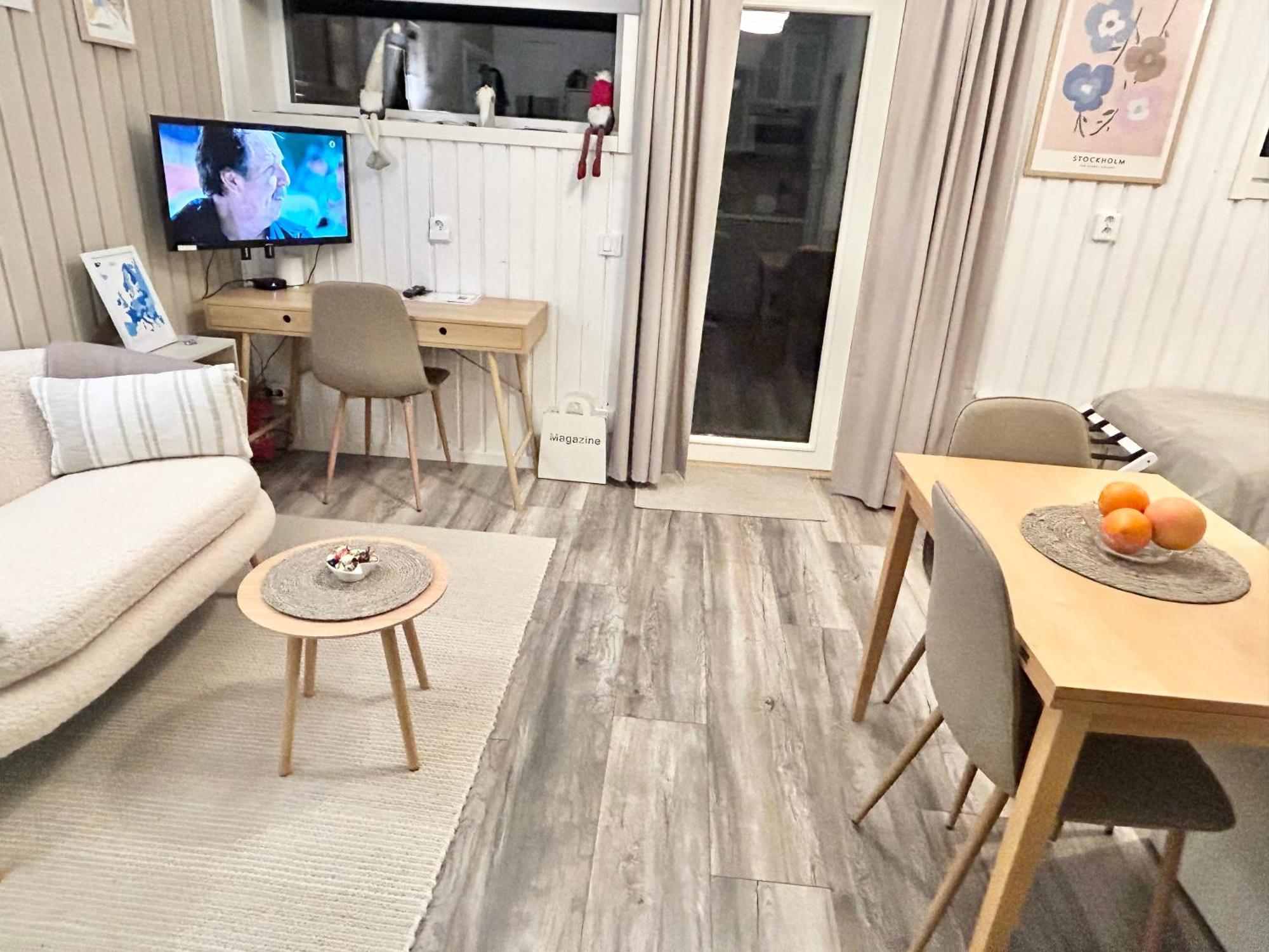 Lilla Huset Bed & Breakfast - Countryside Guesthouse, Free Parking Orebro Bagian luar foto