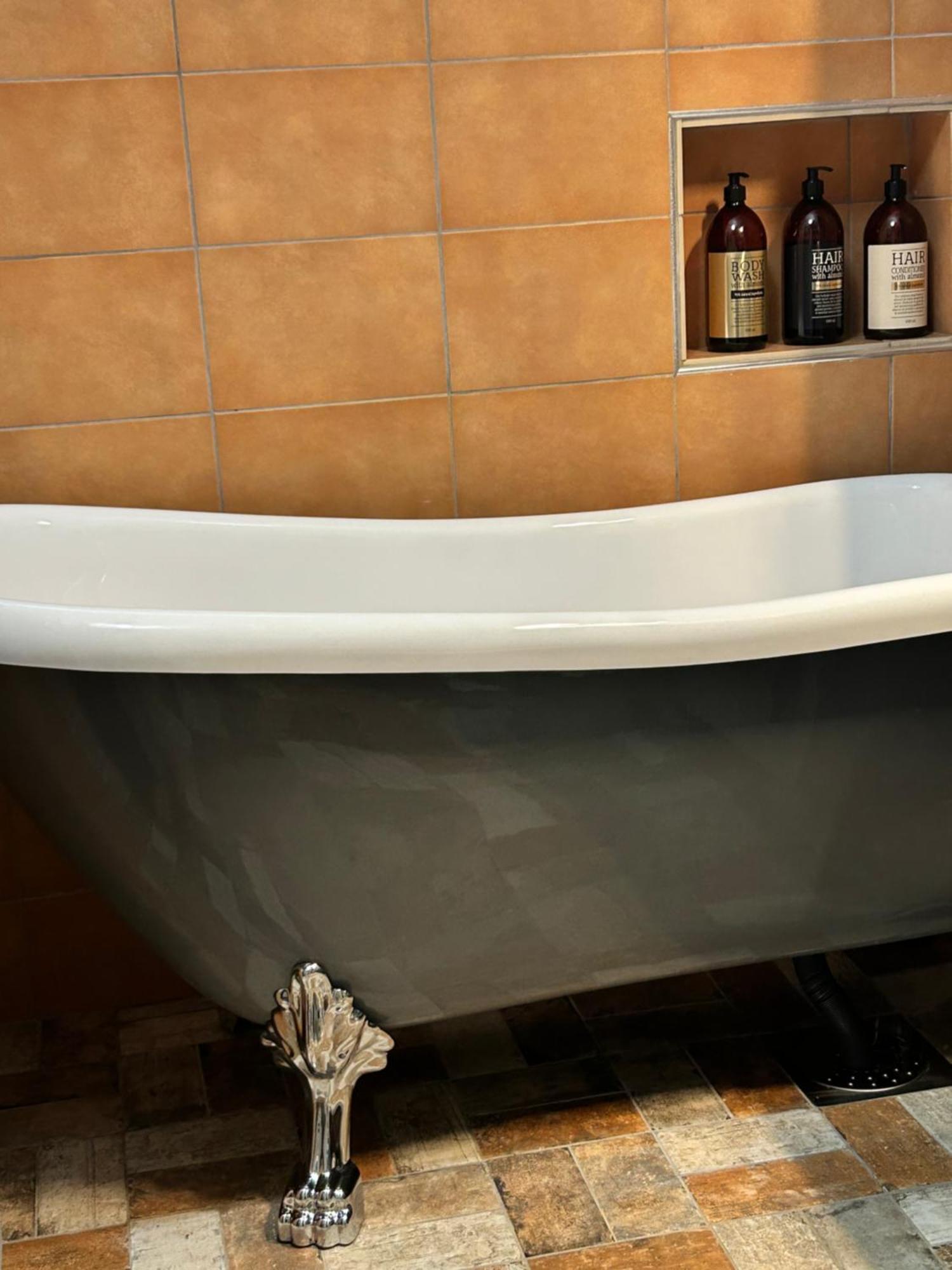 Lilla Huset Bed & Breakfast - Countryside Guesthouse, Free Parking Orebro Bagian luar foto