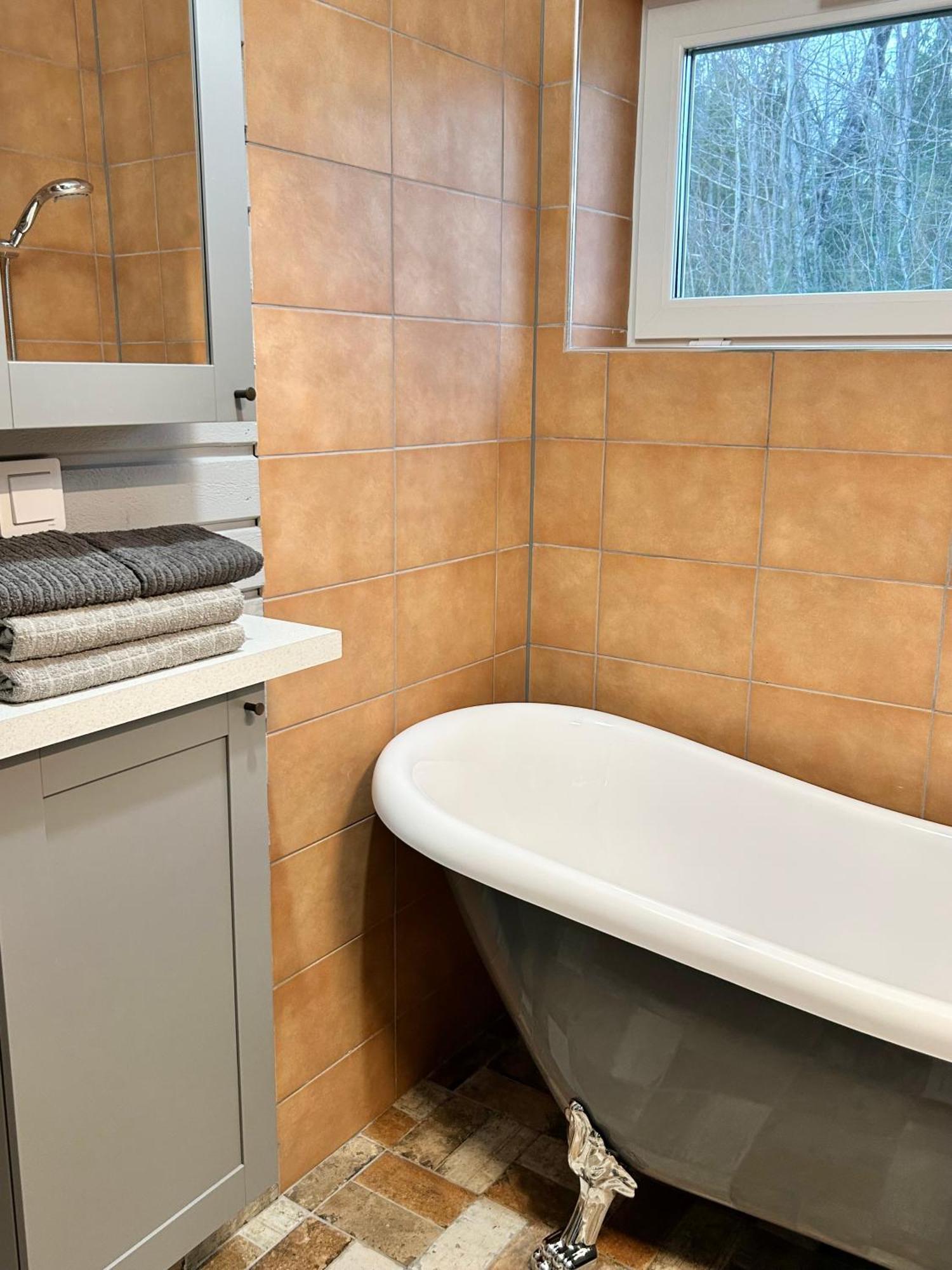 Lilla Huset Bed & Breakfast - Countryside Guesthouse, Free Parking Orebro Bagian luar foto