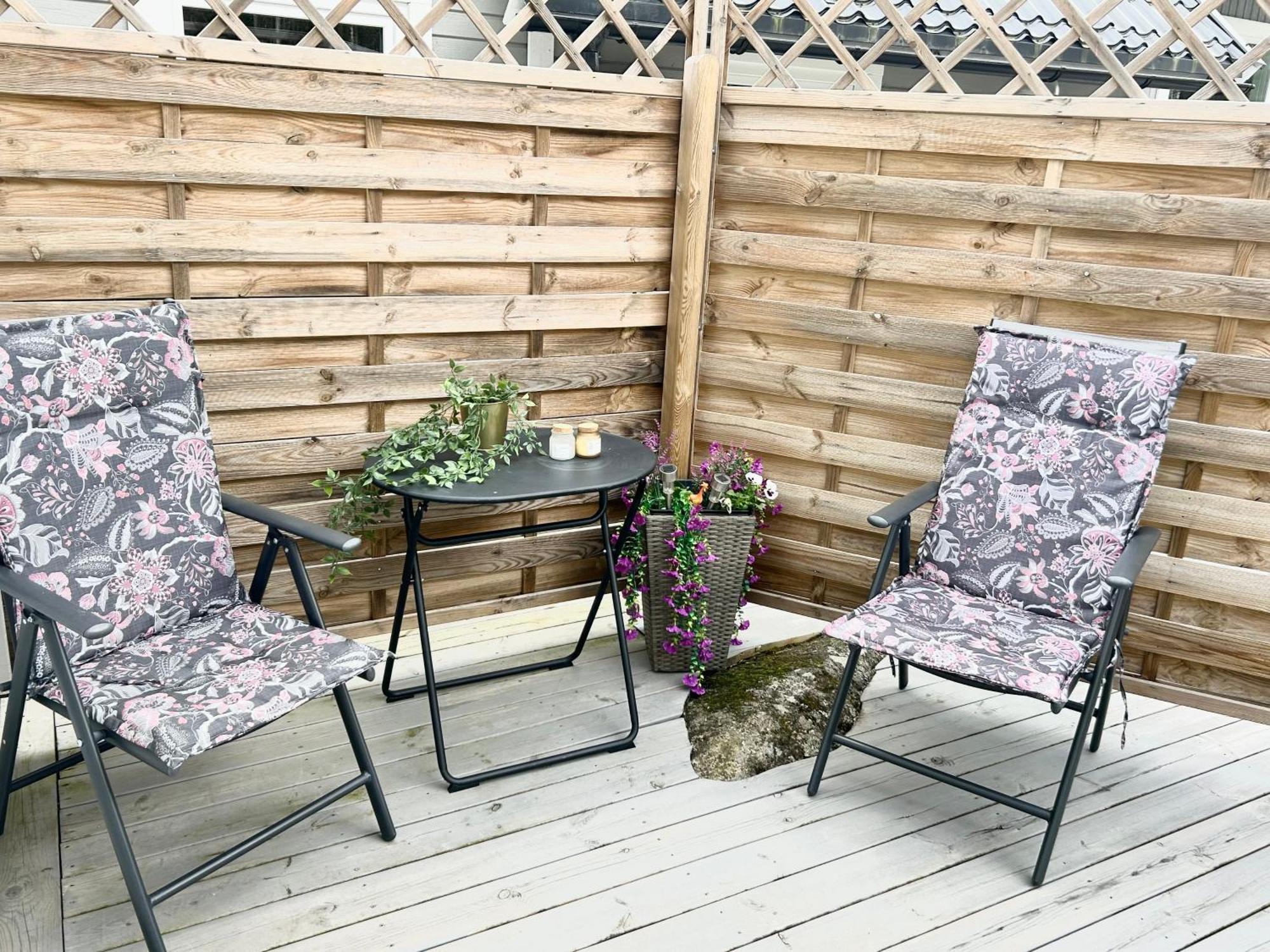 Lilla Huset Bed & Breakfast - Countryside Guesthouse, Free Parking Orebro Bagian luar foto