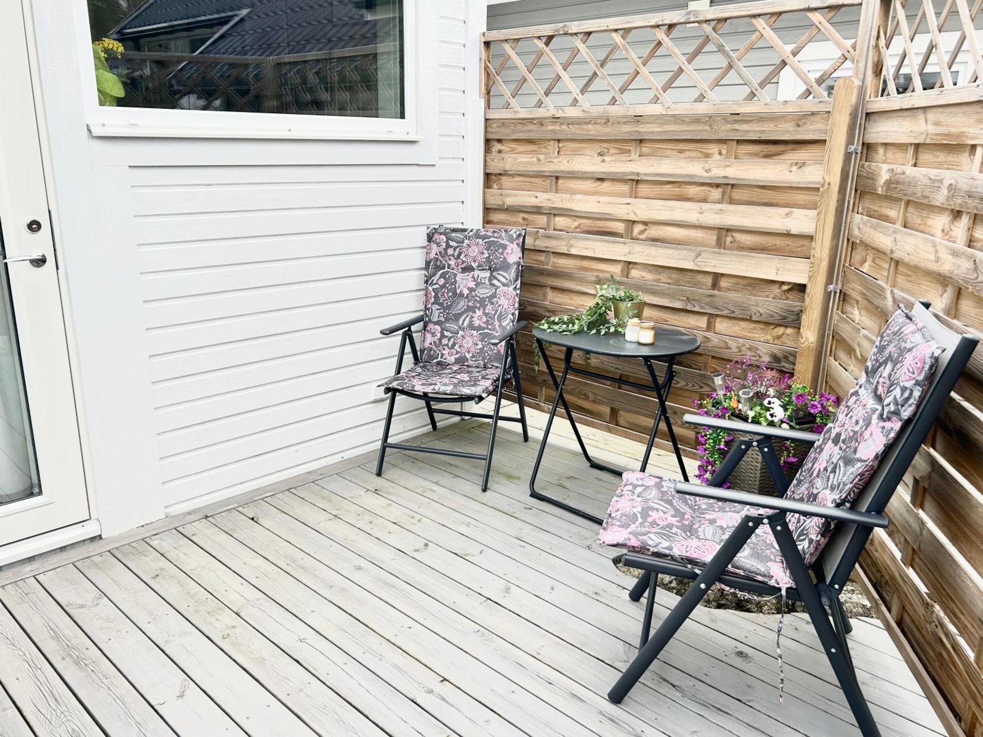 Lilla Huset Bed & Breakfast - Countryside Guesthouse, Free Parking Orebro Bagian luar foto